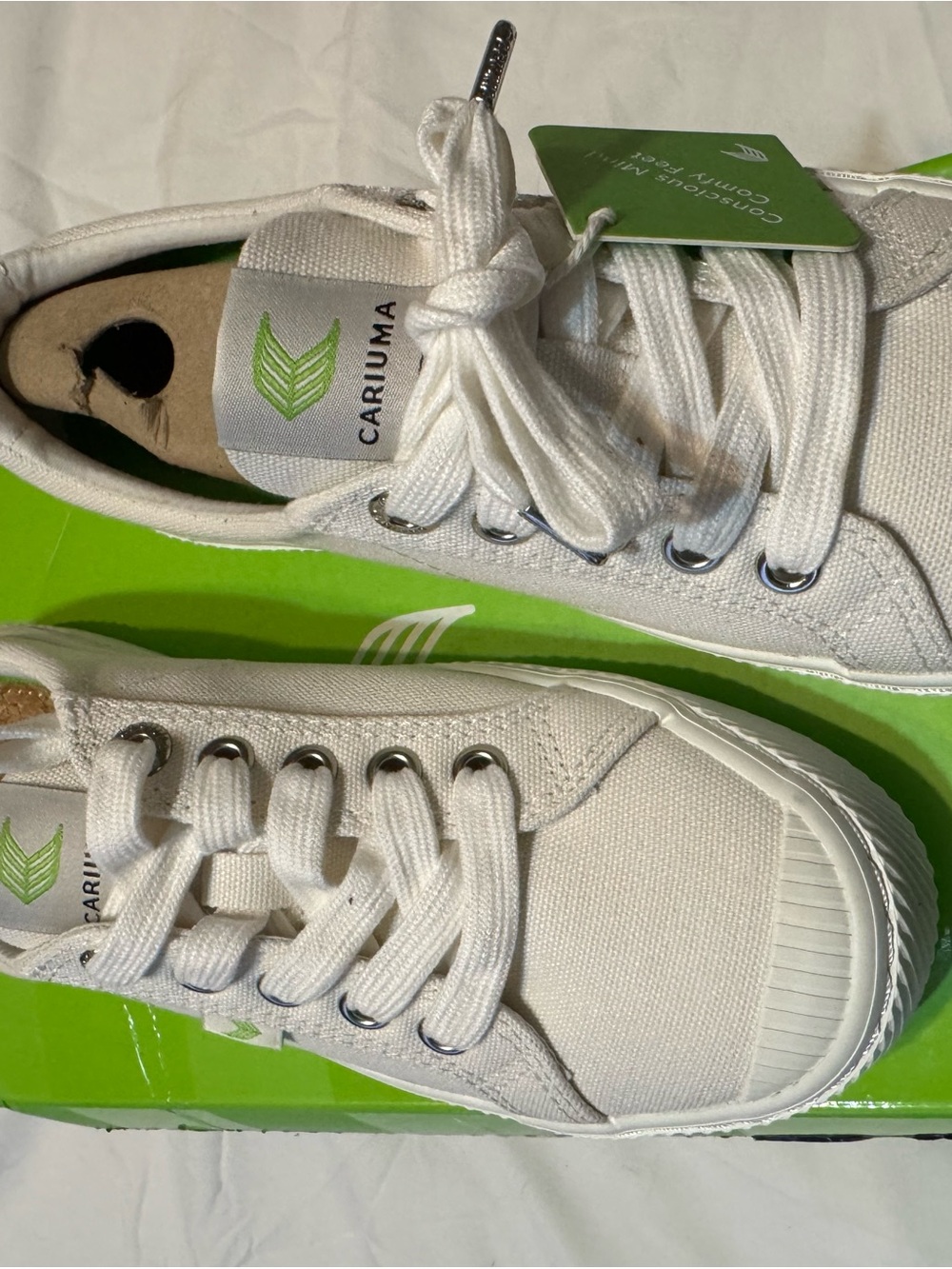 Cariuma White Canvas Low-Top Sneakers with Green Logo